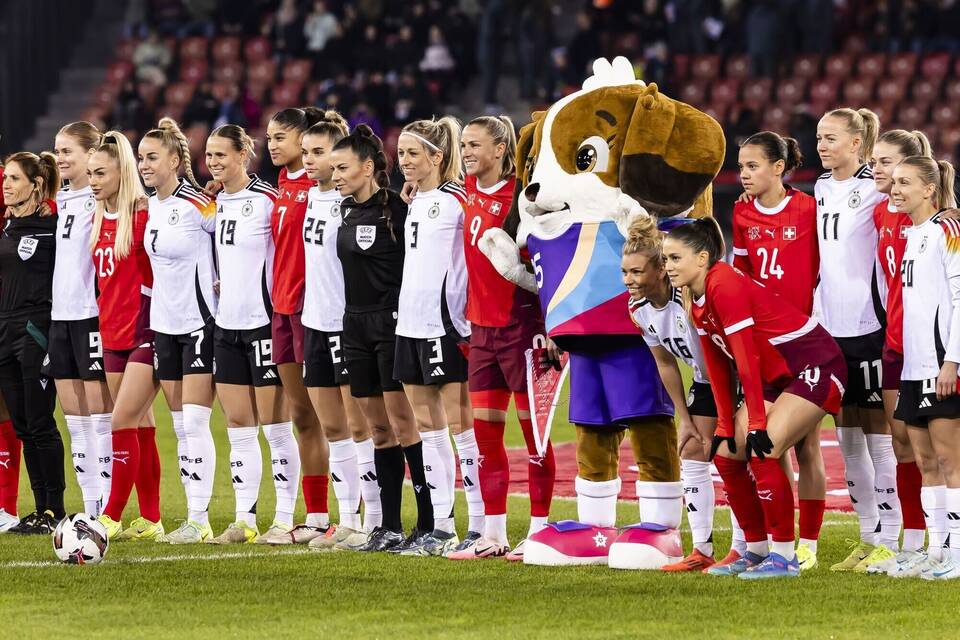 Fußball-Nationalspielerinnen mit EM-Maskottchen Fußball-Nationalspielerinnen mit EM-Maskottchen