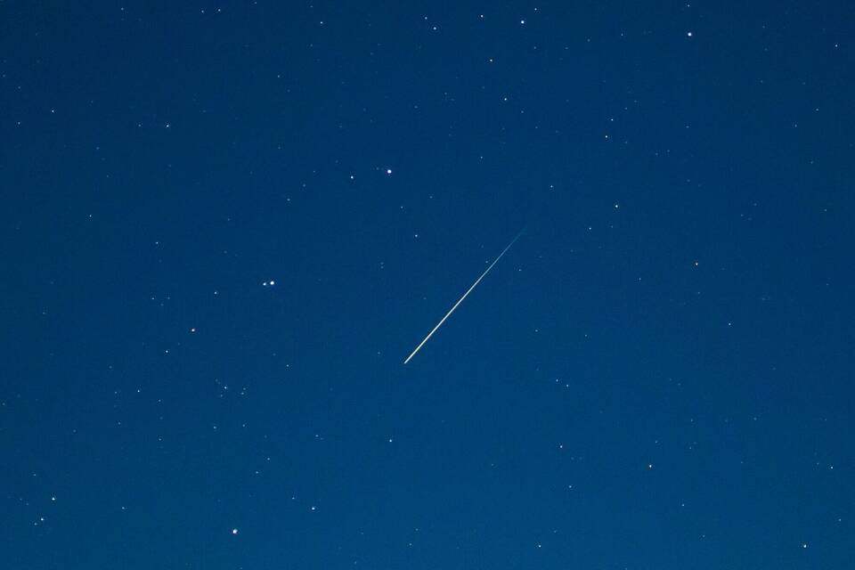 Meteorstrom der Geminiden am Nachthimmel