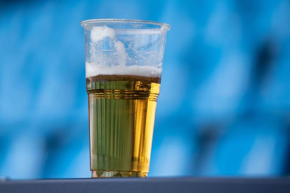 England: Alkoholkonsum bei Fußballspielen probeweise erlaubt England: Alkoholkonsum bei Fußballspielen probeweise erlaubt