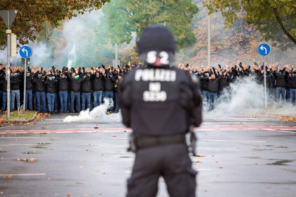 Fußball-Fans und Polizei Fußball-Fans und Polizei