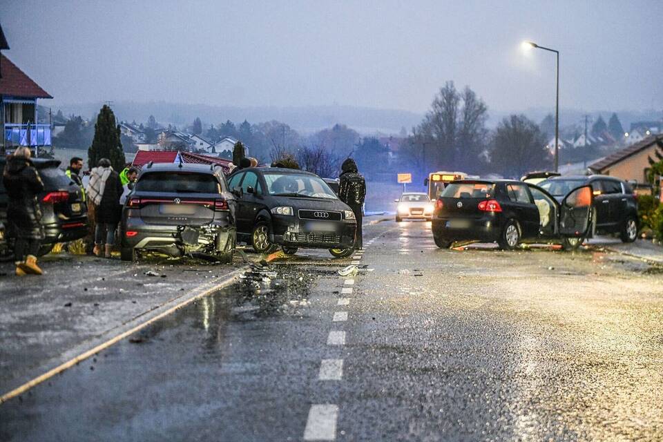 Unfall nach Glatteis mit mehreren Fahrzeugen Unfall nach Glatteis mit mehreren Fahrzeugen
