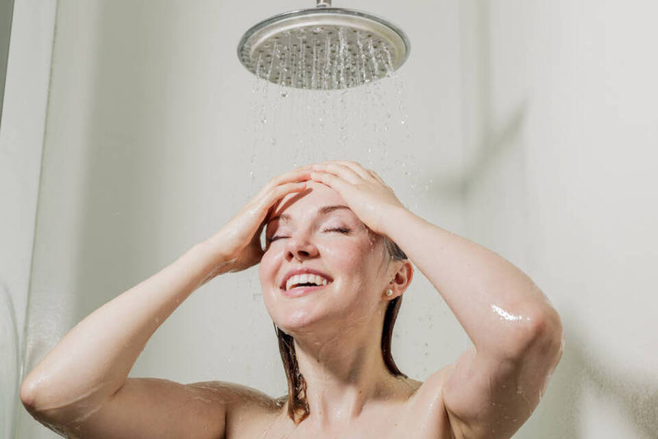 Nicht zu oft und nicht zu heiß duschen – Tipps zur Körperhygiene