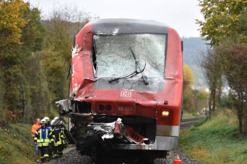 Zug erfasst LKW an Bahnübergang