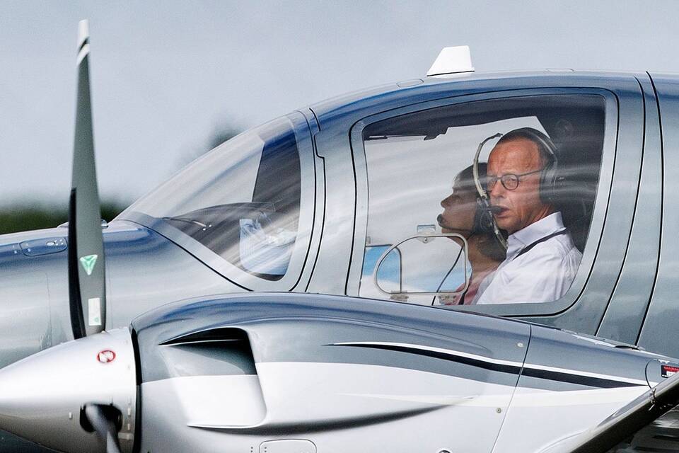 CDU-Chef Merz kommt mit Privatflieger zur Lindner-Hochzeit CDU-Chef Merz kommt mit Privatflieger zur Lindner-Hochzeit