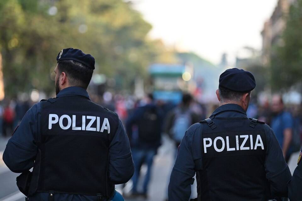 Fußball-Ultras überfallen fahrenden Zug in Italien Fußball-Ultras überfallen fahrenden Zug in Italien