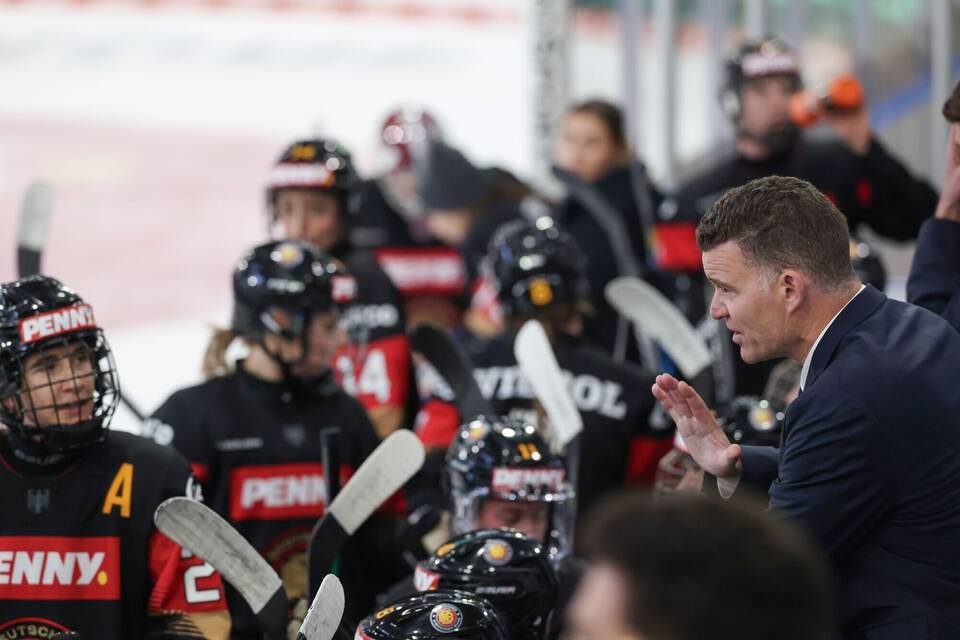 Eishockey-Bundestrainer Jeff MacLeod und sein Team Eishockey-Bundestrainer Jeff MacLeod und sein Team
