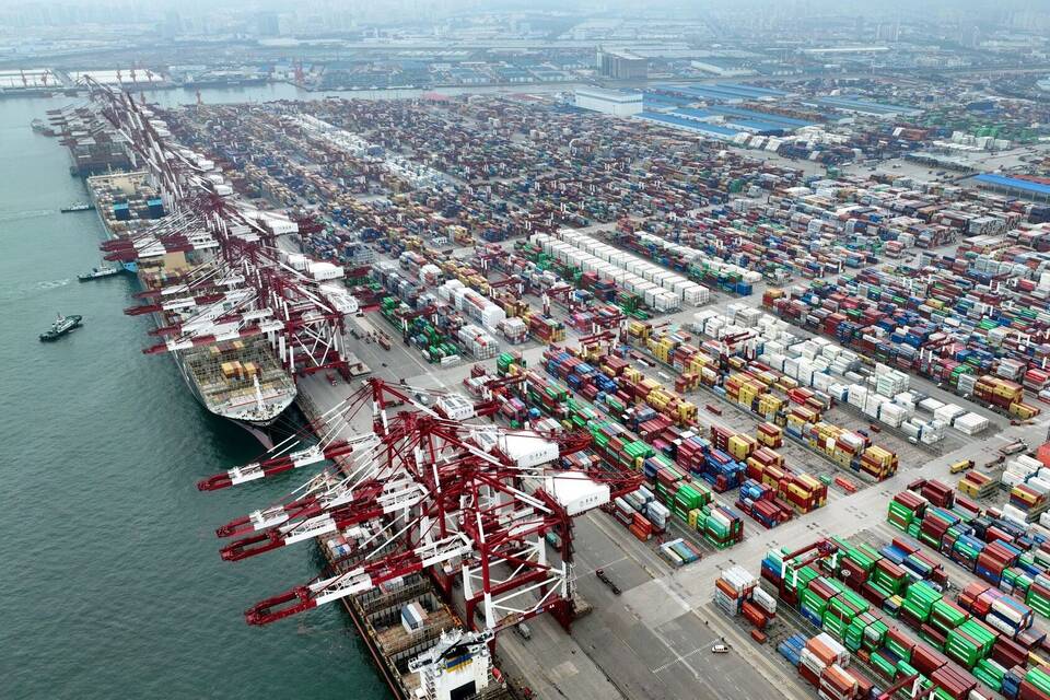 Container-Terminal im Hafen von Qingdao
