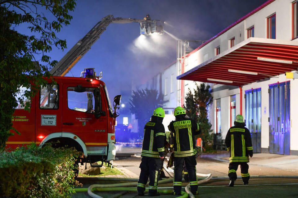 Weinheim: Lagerhalle für Wursthüllen brennt Weinheim: Lagerhalle für Wursthüllen brennt