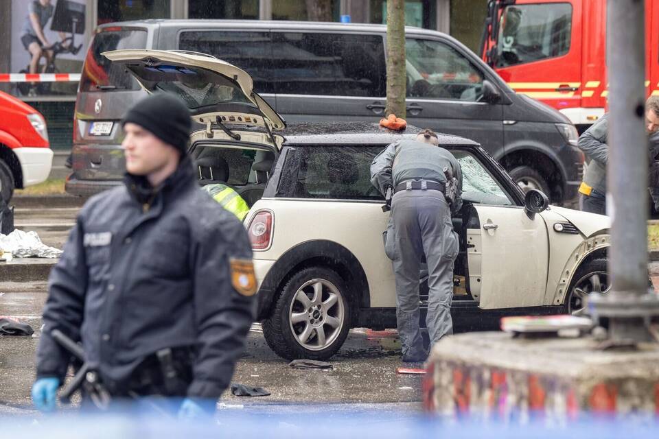 Auto in München in Menschengruppe gefahren Auto in München in Menschengruppe gefahren