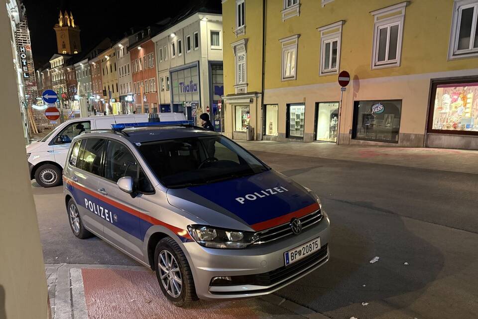 Mann attackiert Passanten in Österreich Mann attackiert Passanten in Österreich