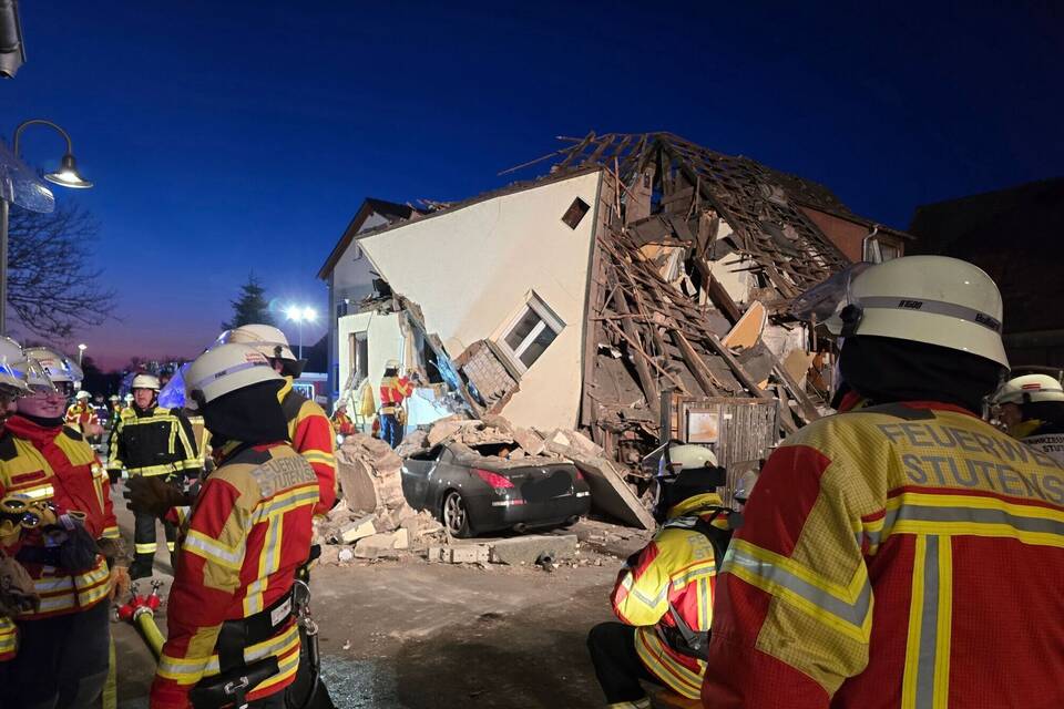 Mann steckt in Trümmern eines Einfamilienhauses fest Mann steckt in Trümmern eines Einfamilienhauses fest