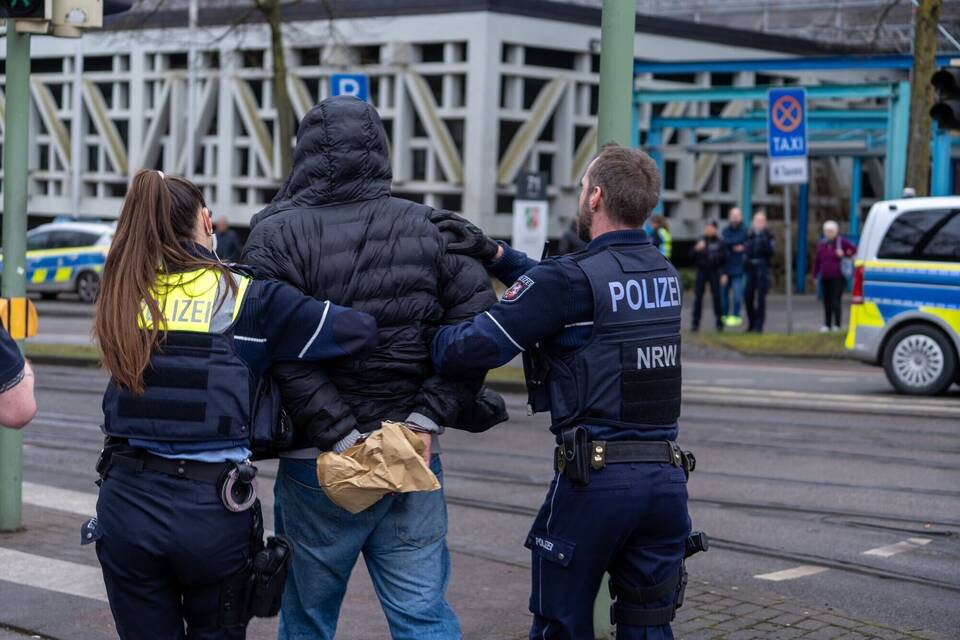 Großeinsatz der Polizei am Landgericht in Bielefeld Großeinsatz der Polizei am Landgericht in Bielefeld