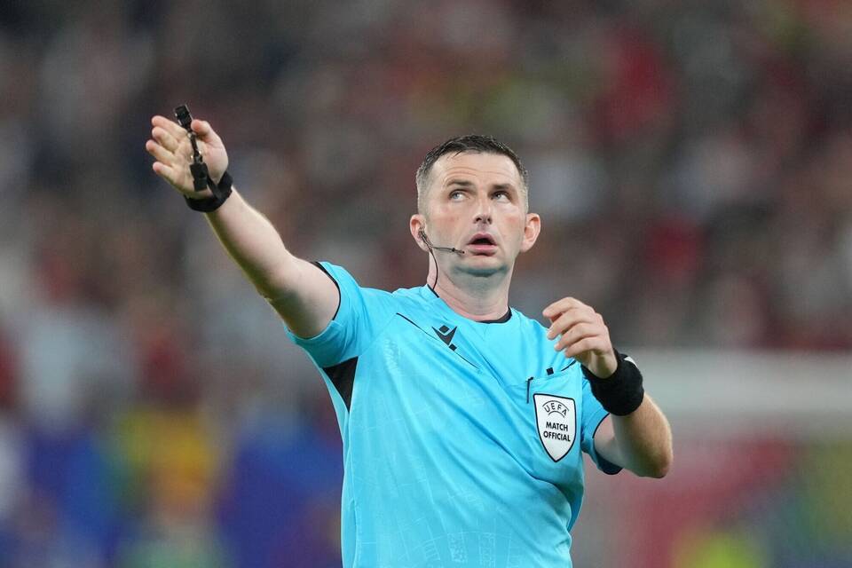 Schiedsrichter Michael Oliver Schiedsrichter Michael Oliver