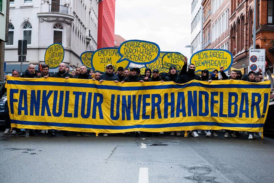 Eintracht Braunschweig Fans demonstrieren Eintracht Braunschweig Fans demonstrieren