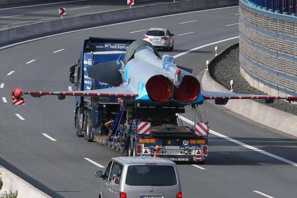 Eurofighter auf der Autobahn Eurofighter auf der Autobahn