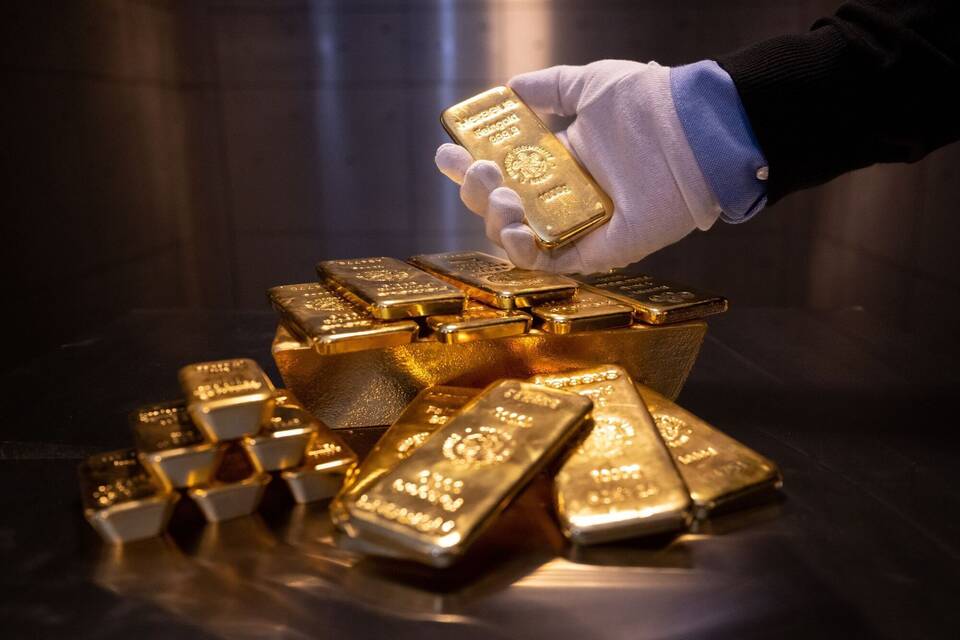 Goldbarren bei einem Edelmetallhändler Goldbarren bei einem Edelmetallhändler