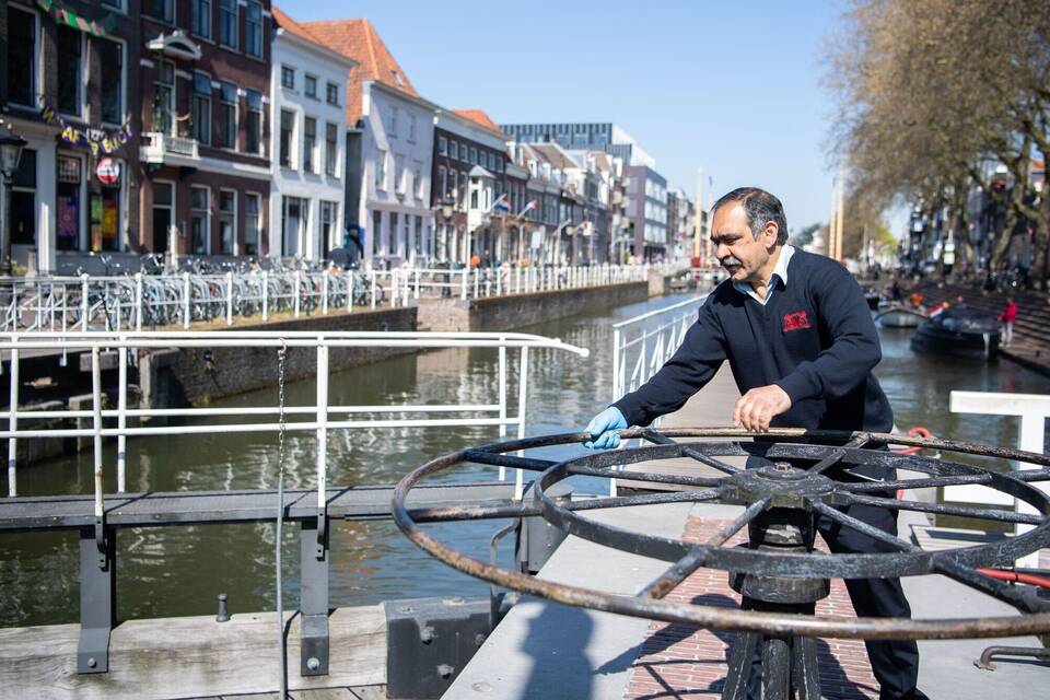 Utrecht hat eine Schleuse mit Türklingel für Fische Utrecht hat eine Schleuse mit Türklingel für Fische