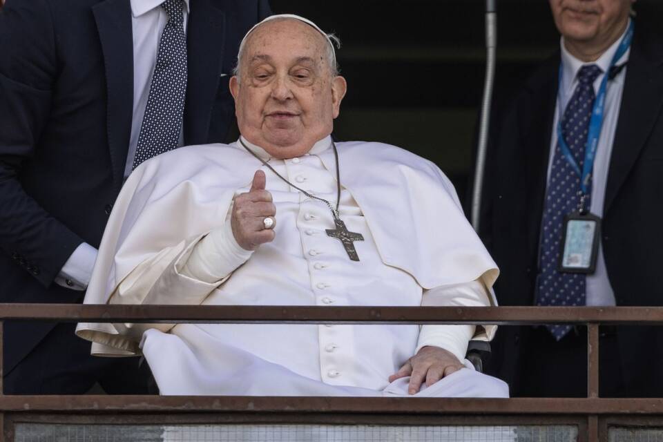 Papst verlässt nach fünf Wochen das Krankenhaus Papst verlässt nach fünf Wochen das Krankenhaus