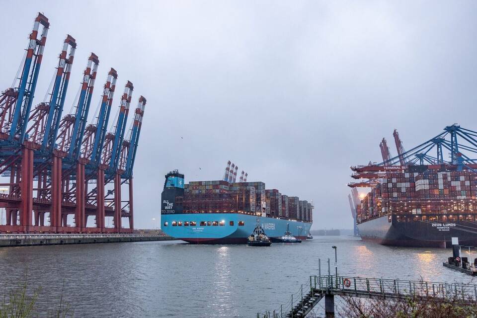 Methanol-Containerschiff "Ane Maersk" legt in Hamburg an