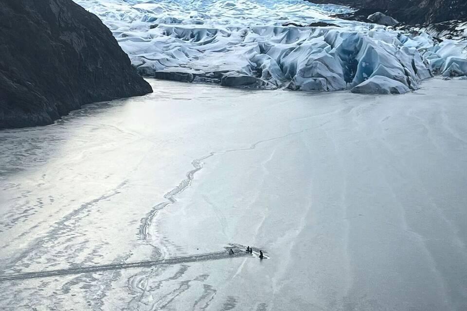 Rettung aus Gletschereis nach Absturz von Flugzeug in Alaska Rettung aus Gletschereis nach Absturz von Flugzeug in Alaska