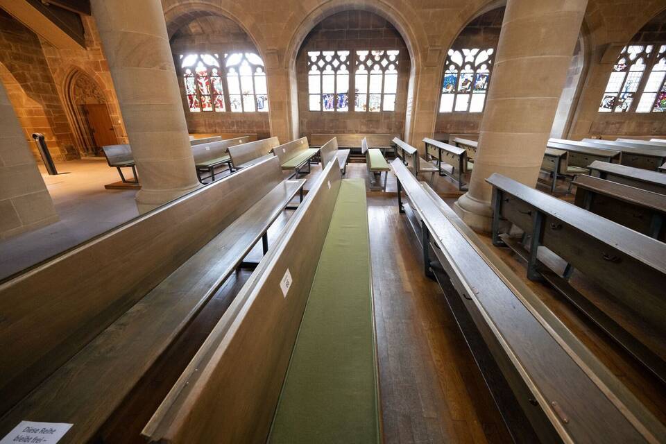 Leere Kirchenbänke Leere Kirchenbänke