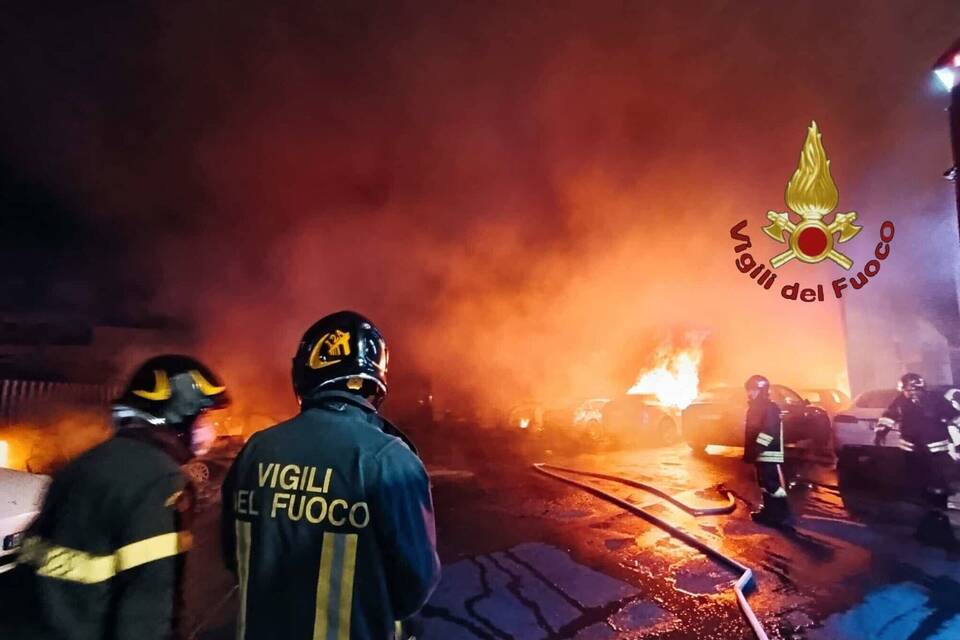 Mehrere Tesla brennen in Rom - Brandstiftung nicht ausgeschlossen Mehrere Tesla brennen in Rom - Brandstiftung nicht ausgeschlossen