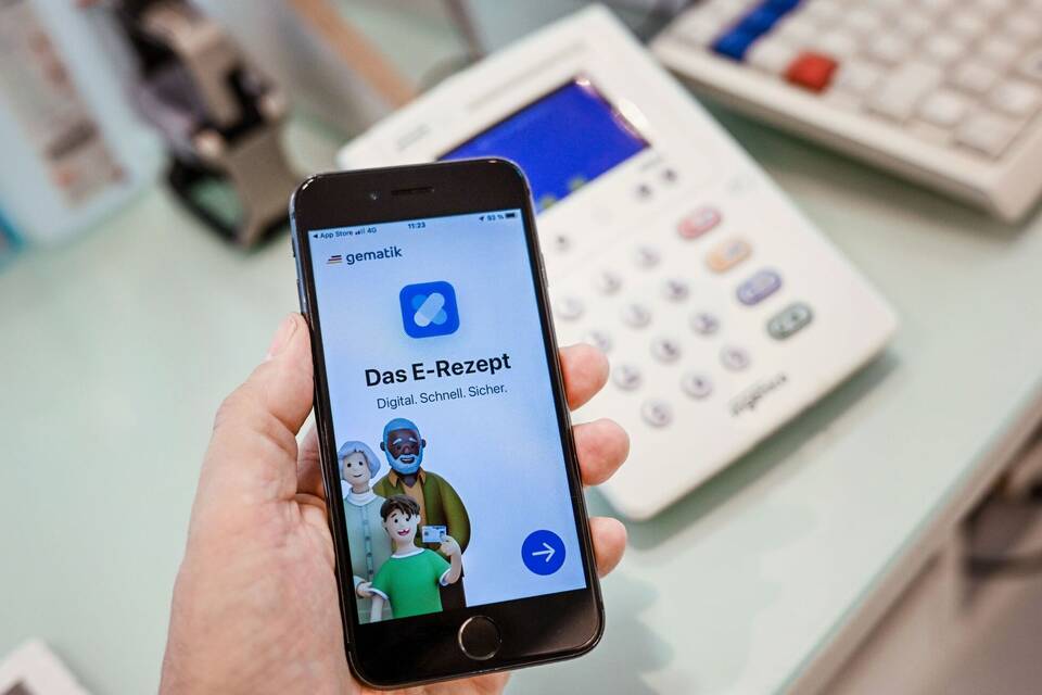 App mit E-Rezept in einer Apotheke