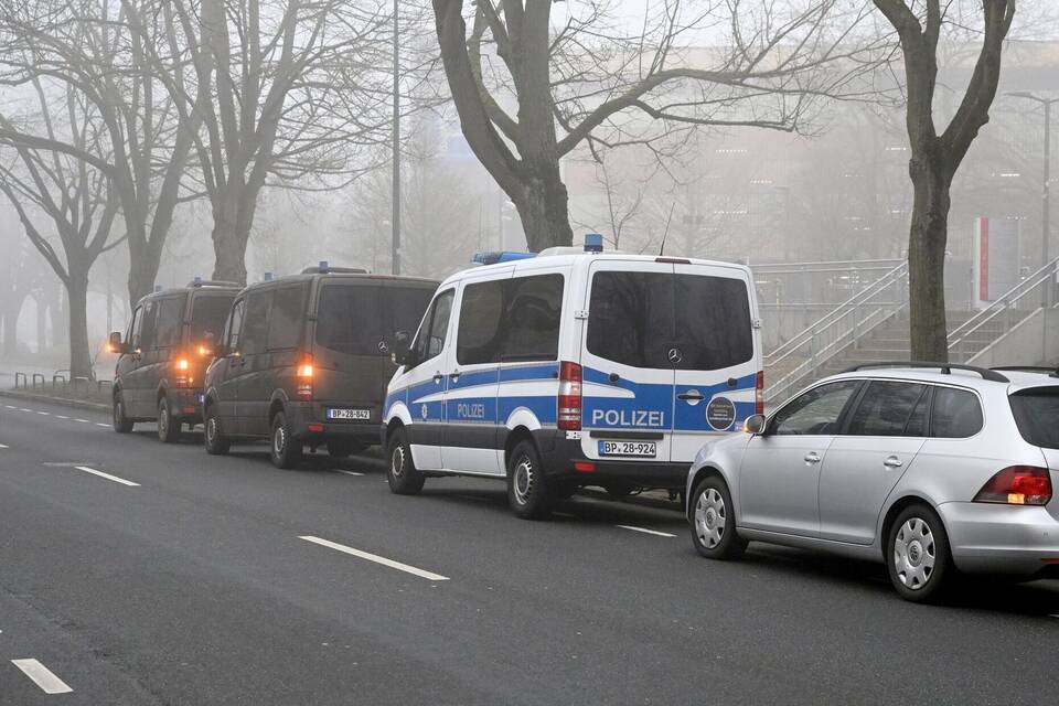 Razzia gegen Fußballfans Razzia gegen Fußballfans