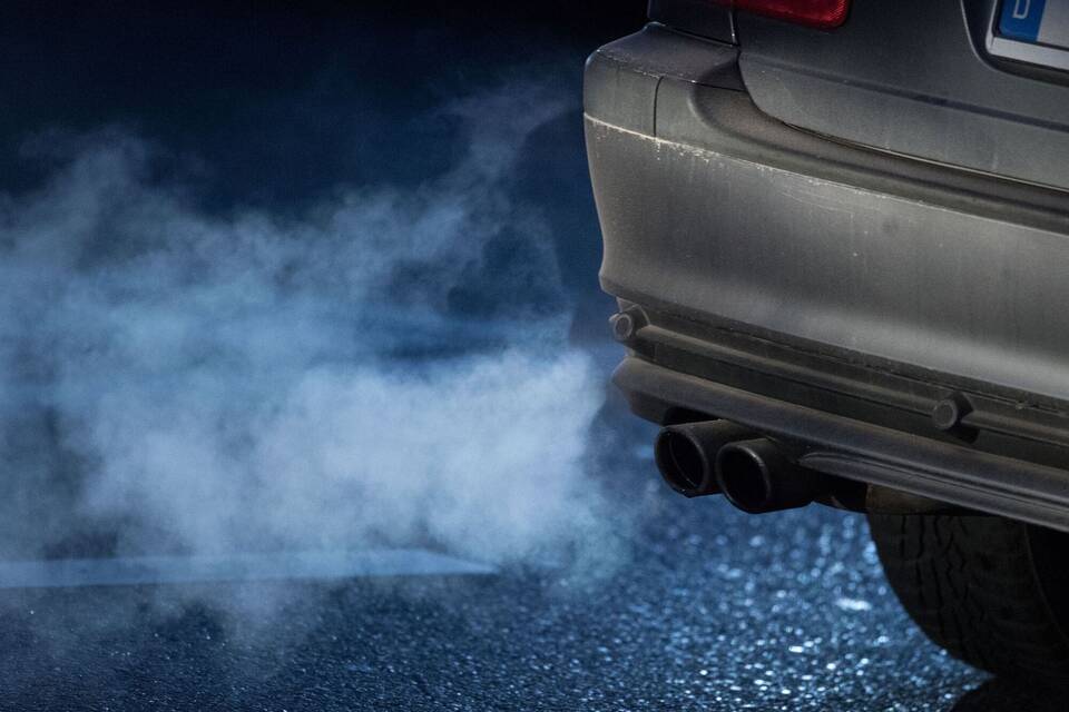 Abgase kommen aus dem Auspuff eines Autos Abgase kommen aus dem Auspuff eines Autos