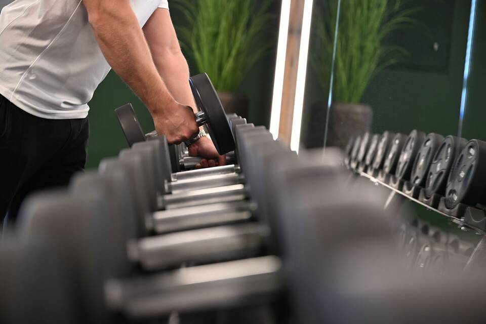Hantelbank im Fitnessstudio Hantelbank im Fitnessstudio