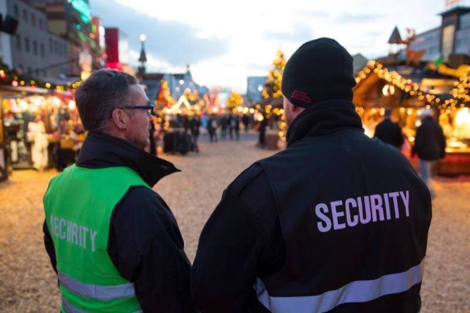 Security-Mitarbeiter auf Weihnachtsmarkt Security-Mitarbeiter auf Weihnachtsmarkt