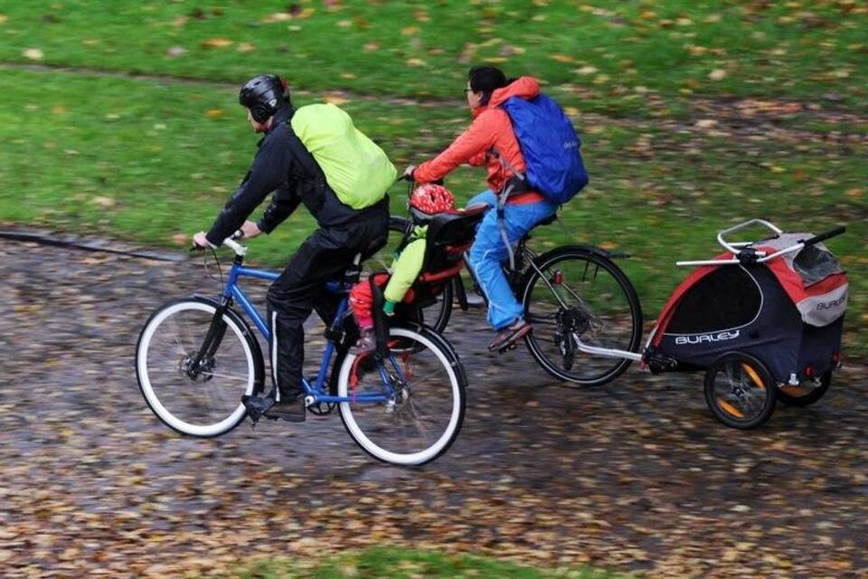 Drahtesel als Eltern-Taxi - So fahren Kinder sicher auf dem Rad mit Drahtesel als Eltern-Taxi - So fahren Kinder sicher auf dem Rad mit