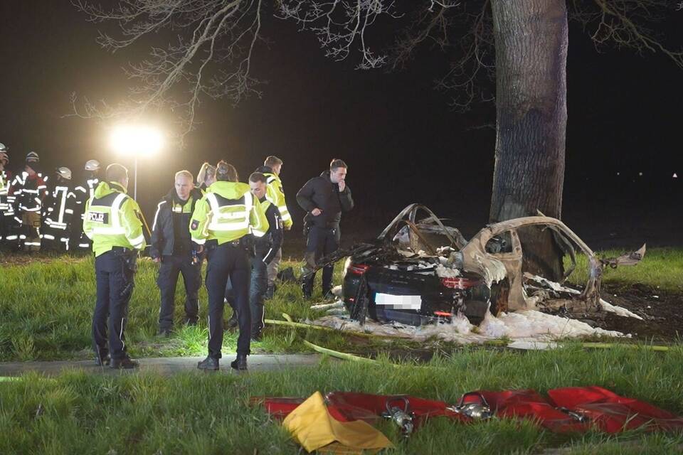 Zwei 17-Jährige prallen mit Sportwagen gegen Baum und sterben Zwei 17-Jährige prallen mit Sportwagen gegen Baum und sterben