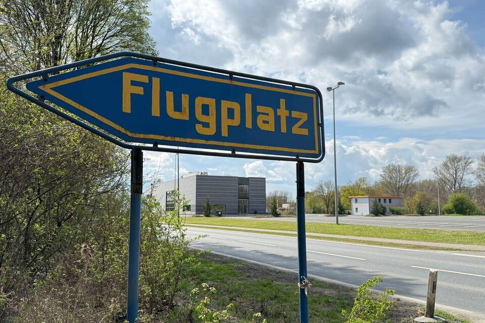Kleinflugzeug stürzt auf Werksgelände Kleinflugzeug stürzt auf Werksgelände