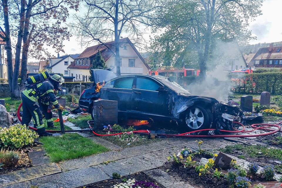 Auto fährt auf Friedhof und brennt auf Gräbern aus