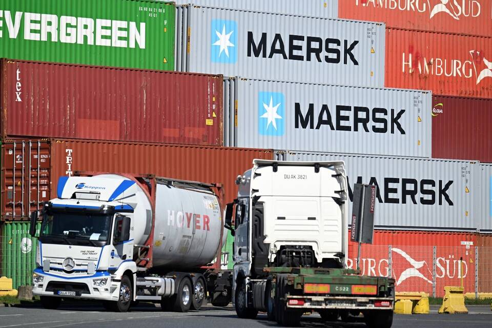 Container stapeln sich im Duisburger Hafen