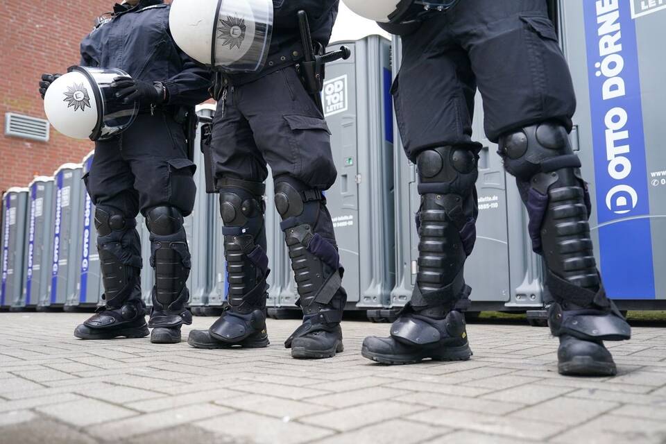 Polizisten vor Toiletten beim Spiel FC St. Pauli - Hansa Rostock