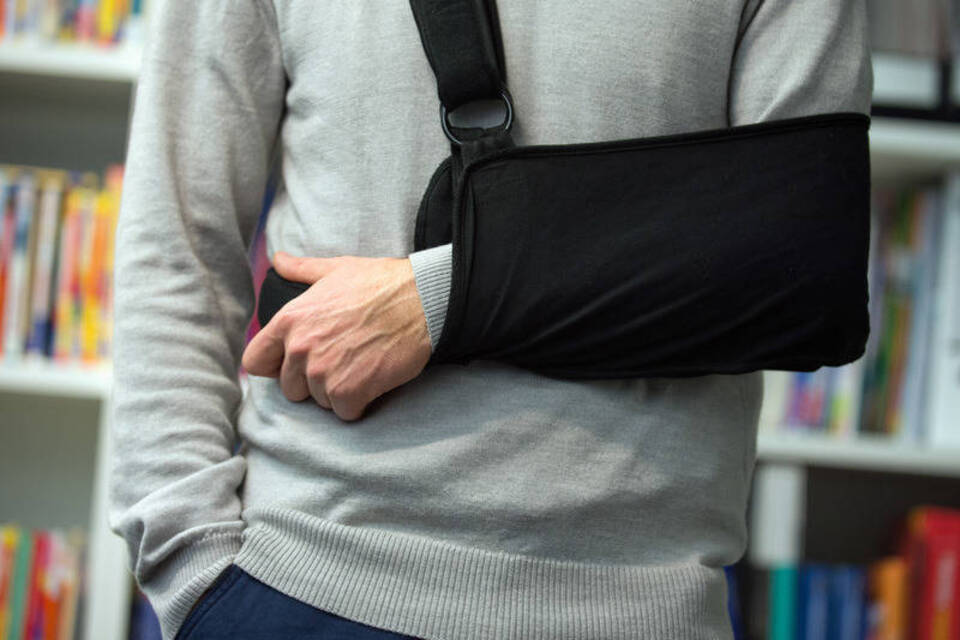 Sturz auf dem Arbeitsweg - Wann die Unfallversicherung einspringt