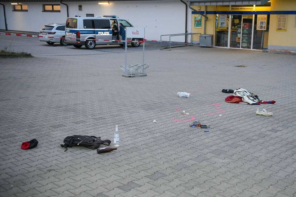 Messerangriff vor Supermarkt: Zwei Menschen schwer verletzt Messerangriff vor Supermarkt: Zwei Menschen schwer verletzt