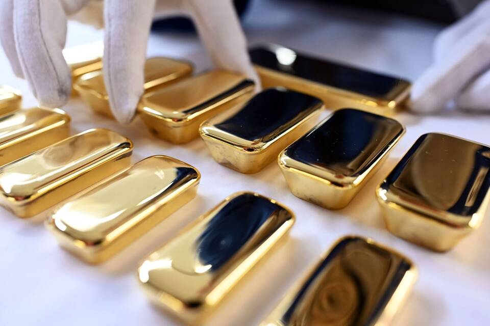Frisch gegossene Goldbarren in Pforzheim
