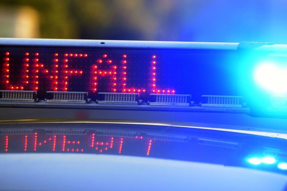 Symbolbild - Polizei sichert Unfallstelle Symbolbild - Polizei sichert Unfallstelle