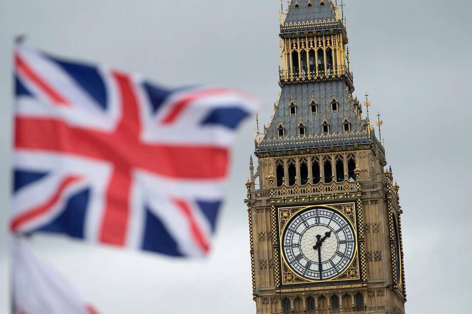 Der Union Jack weht vor dem Big Ben Der Union Jack weht vor dem Big Ben