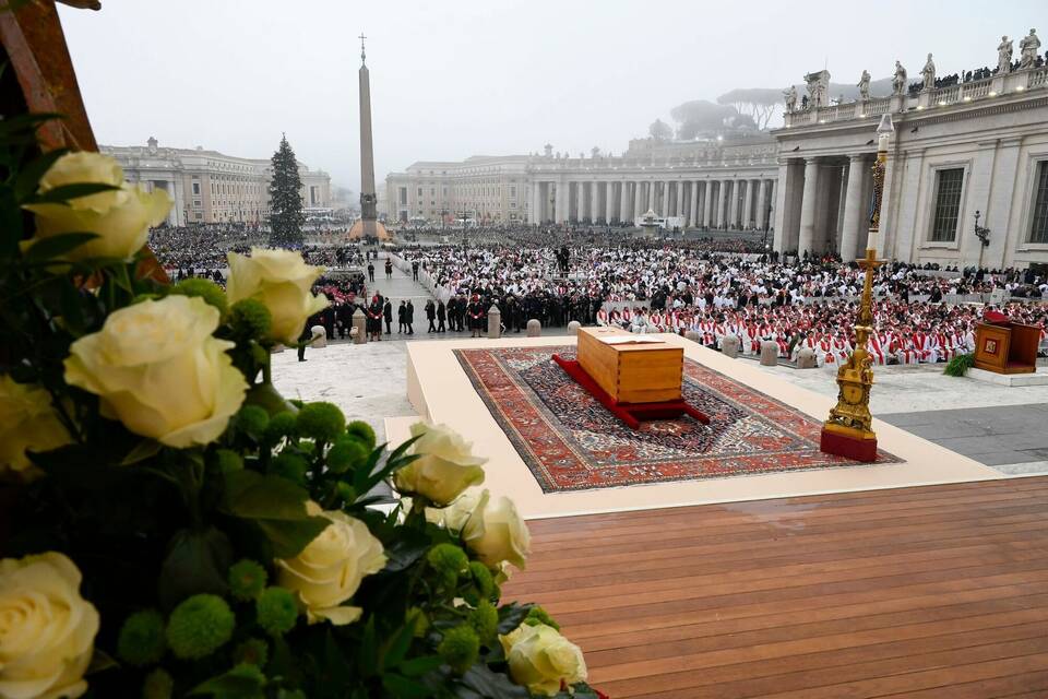 Emeritierter Papst Benedikt XVI. gestorben - Trauermesse