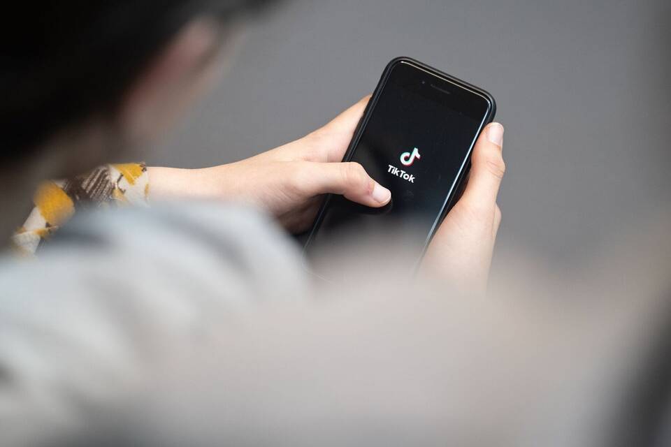 Auf einem Smartphone ist das Tiktok-Logo zu sehen