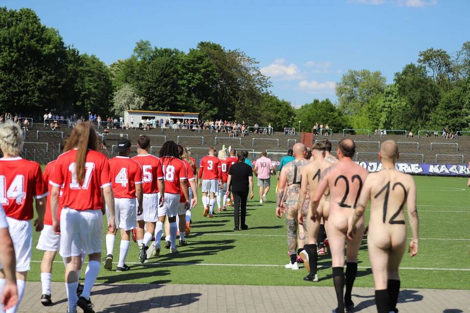 Die «Fußball-Nacktionalmannschaft» feiert ihren 10. Geburtstag. Die «Fußball-Nacktionalmannschaft» feiert ihren 10. Geburtstag.