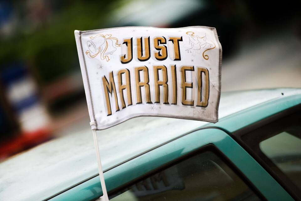 Fahne mit der Aufschrift «Just married» an einem Auto