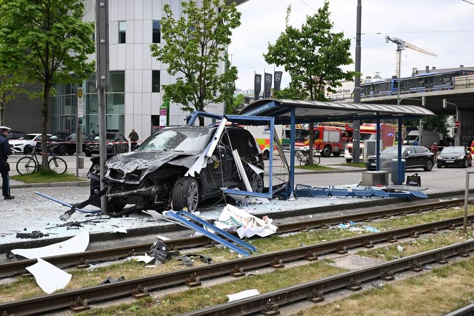 Auto fährt in Haltestelle Auto fährt in Haltestelle
