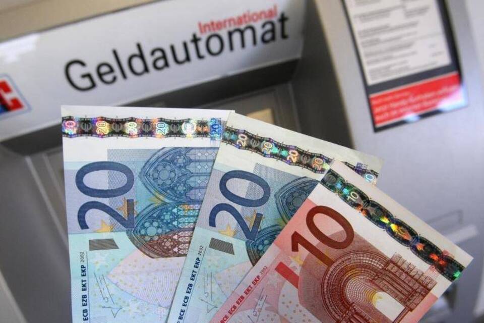 Bargeld vor Automaten Bargeld vor Automaten