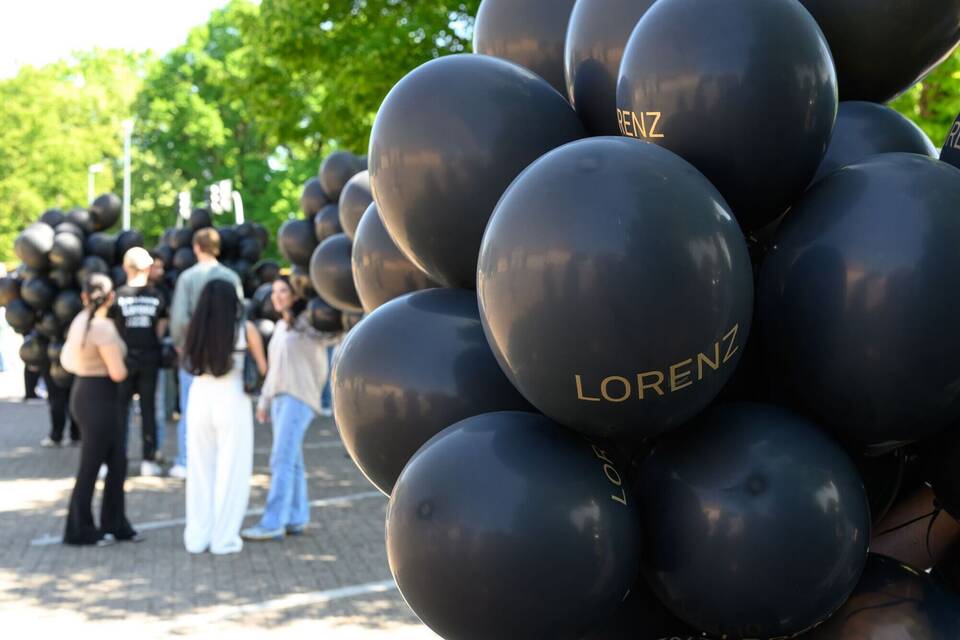 Kundgebung nach den tödlichen Polizeischüssen auf Lorenz Kundgebung nach den tödlichen Polizeischüssen auf Lorenz