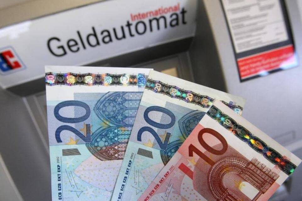 Bargeld vor Automaten Bargeld vor Automaten